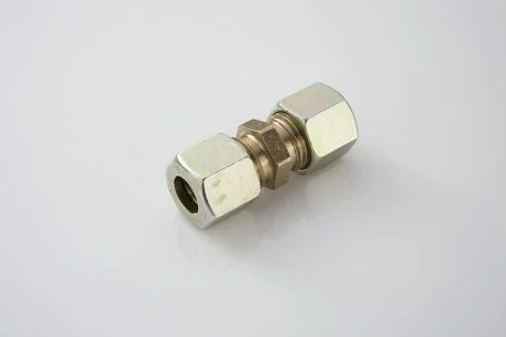 Соединитель прямой 4x4 пластиковых трубок с гайками PETERS PE AUTOMOTIVE 076.000-10A