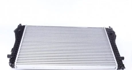 Радіатор інтеркулера VW Passat/Sharan/Tiguan 1.4-2.0D 05- NRF 30306